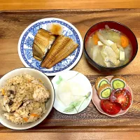 土佐御膳　かつお飯　土佐ちくわきゅうり　豚汁　トマト　ほっけ　甘酒べったら漬け|🍮ぷりぷりざえもん🍮さん
