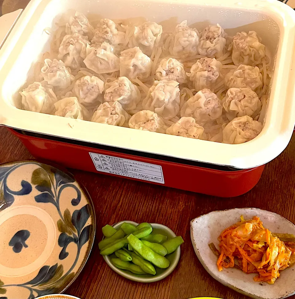 晩ごはん♯自家製しゅうまい♯ブルーノホットプレート♯自家製キムチ♯枝豆|小松菜さん