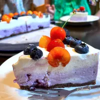 ブルーベリーとさくらんぼのレアチーズケーキ(カット後)🫐🍒|DKさん