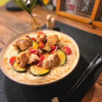 Snapdishの人気料理写真:鶏もも肉と夏野菜の味噌炒め素麺