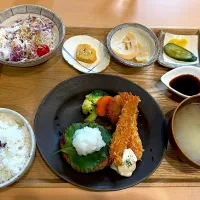 ハンバーグと小えびフライ定食|るみおんさん