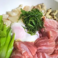大トロとホタテ、アサリとアスパラ、温玉と大葉のせたカッペリーニの冷静パスタ、ウニ醤油ソース|時雨さん