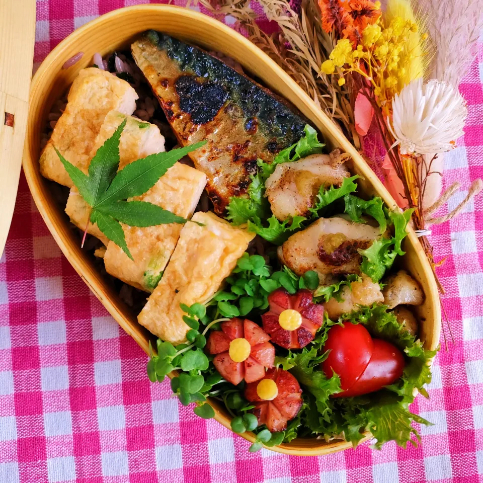鯖の塩焼き弁当
　鯖の塩焼き
　シャウエッセン
　だし巻きたまご
　手羽元の焼き鳥
美味しくできました✨|ふかふかごはんさん