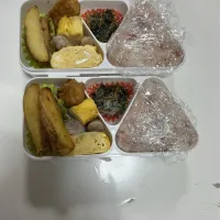 パパ弁と母弁☆ほうれん草の胡麻和え☆イカ天☆ゆかり入りソーセージ☆ポテト☆卵焼き☆梅混ぜ込みおにぎり（中にも梅干し）|Saharaさん