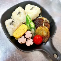妹のお昼ご飯づくり。玉ねぎ丸ごと炊いた玉ねぎおにぎり！|じゅんちゃんさん