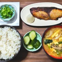 今日の朝ごはん（押麦ごはんにぶりの西京漬、納豆、小松菜とぶなしめじと卵のみそ汁、きゅうりの浅漬）|Mars＠釜飯作り研究中さん