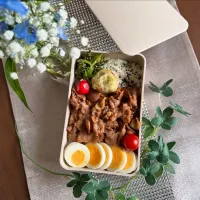 7/7❤︎主人の豚の生姜焼きのっけ丼弁当🌱

＊豚の生姜焼き
＊茹でたまご
＊チーズちくわの磯辺揚げ
＊小松菜の胡麻和え|Makinsさん