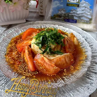 Snapdishの人気料理写真:由美さんの料理 トマトキムチのそうめん🍅でお誕生日おめでとうございます🎂🎉