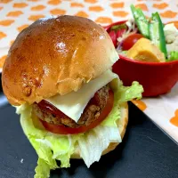 今朝焼いたパンでハンバーガー🍔|がおりんさん