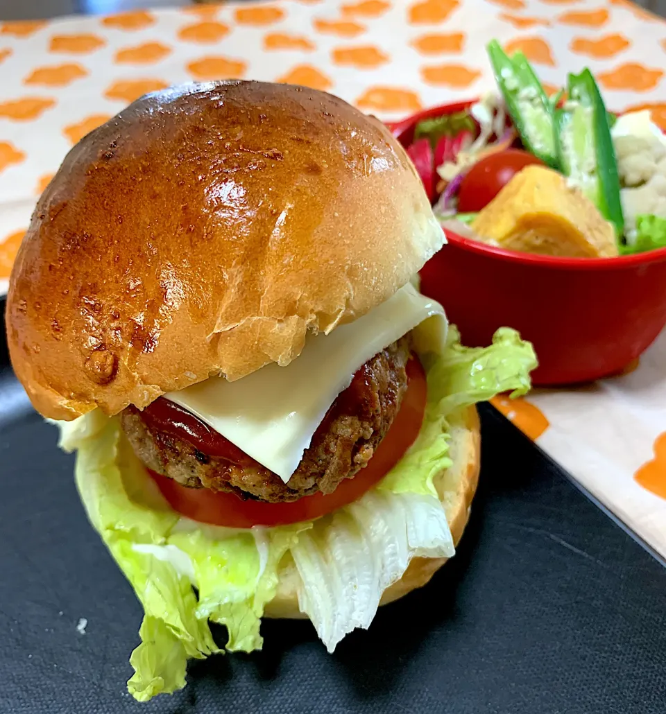 今朝焼いたパンでハンバーガー🍔|がおりんさん