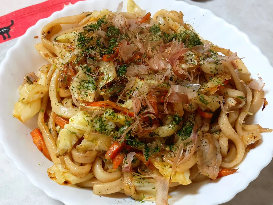 だしと醤油をきかせた焼きうどん💕太麺が美味しい🍀|深夜特急fさん