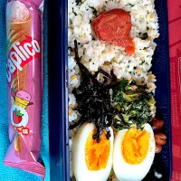 #昼飯　しそ昆布天パー目玉ゆでたまごと小松菜マヨ炒めと黒豆5個茶豆3個乗せそぼろ混ぜご飯ミニカプリコ添え弁当|ms903さん