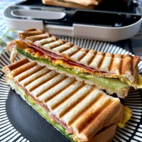 【いつかの朝ごはん】たまごとベーコンのホットサンド| まなまな♡さん