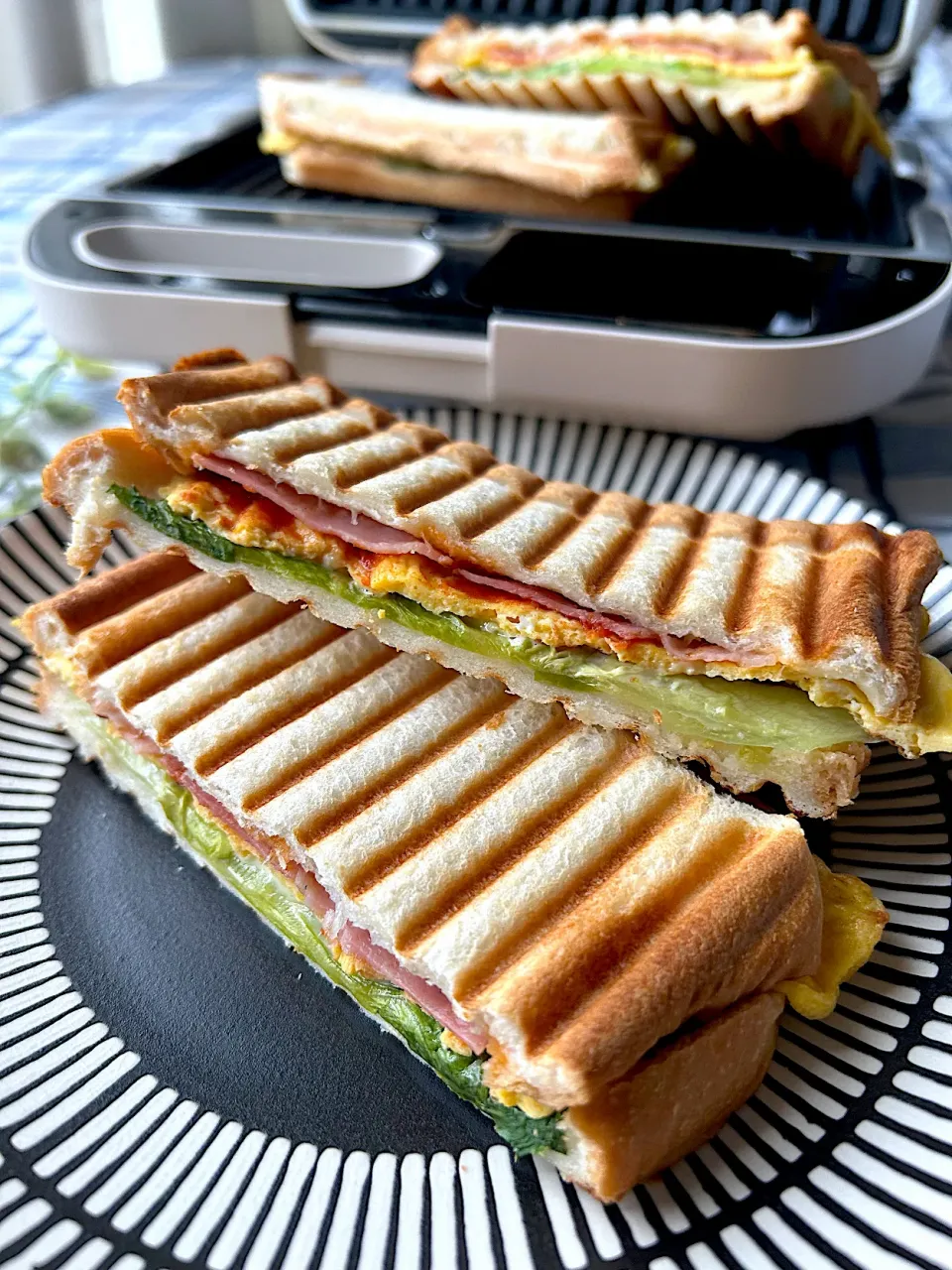 【いつかの朝ごはん】たまごとベーコンのホットサンド|まなまな♡さん