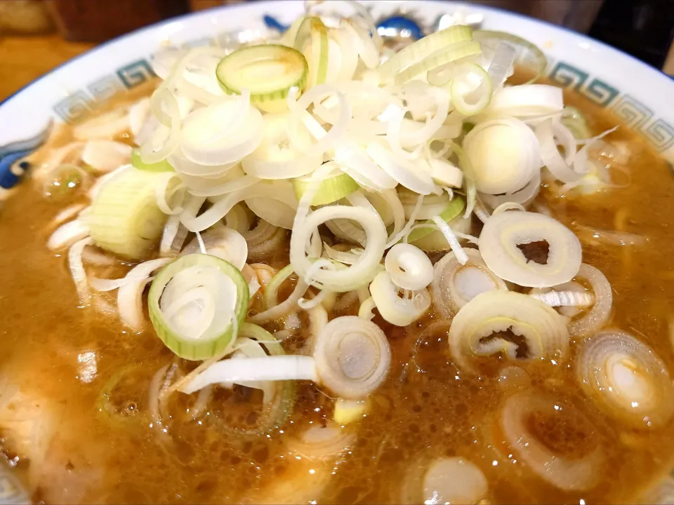 【7/20頃までの限定】 
渡なべ 
旭川ラーメン正油 熟成アブラ
 (1,100円)
＋ネギ増し (150円)
@高田馬場7分、西早稲田 
25181
〈醤94塩26噌󠄀15タ7昆9出9F10
冷10混1〉|大脇さん