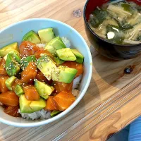 サーモンのポキ丼 & えのきとワカメのお味噌|ぺろたんさん