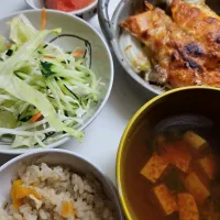 ☆夕飯☆野菜鮭グラタン、サラダ、炊き込みご飯、冷すまし汁、スイカ|ｼｮｺﾗさん