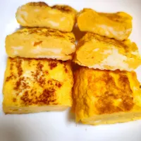 2種の味の卵焼き(左は白だし味醂、右は塩、きび砂糖)