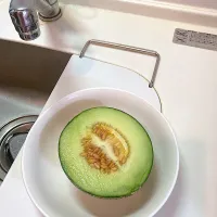 一昨日の伊吹山バスツアーのお土産にもらった固いメロンを酷暑のベランダに置いといたら熟してきたので今晩、デザートに食べることにして、|なびさん