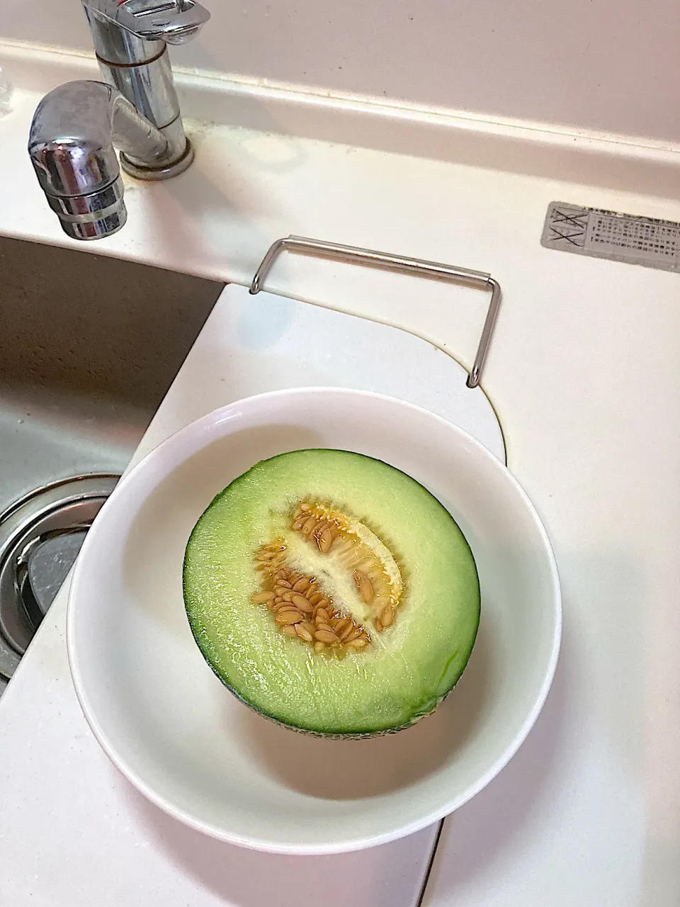 一昨日の伊吹山バスツアーのお土産にもらった固いメロンを酷暑のベランダに置いといたら熟してきたので今晩、デザートに食べることにして、|なびさん