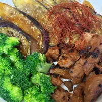 ナスと豚カシラの甘辛焼きブロッコリー🥦︎添え|ゆきぽよ婆さん
