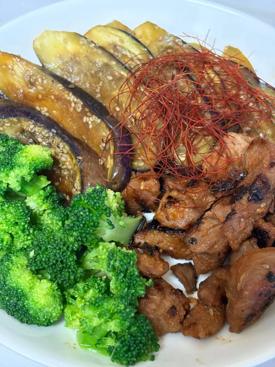 ナスと豚カシラの甘辛焼きブロッコリー🥦︎添え|ゆきぽよ婆さん