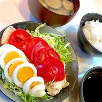 おっさん飯　鳥胸のサッパリ煮　ナスの味噌汁|ひげおやじさん