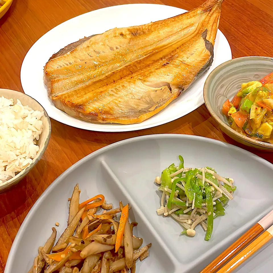 ホッケ　きんぴらごぼう　ピーマンナムル　アボカドキムチ和え|とゆあさん