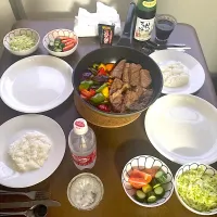 明日、家内（はやと）が帰っちゃうので、飛騨牛の胡麻よごし照焼サーロイン&ももステーキを作り、猛暑の余韻が残るベランダでフェアウェルパーティーです。ちなみに胡麻よごし照焼ソースに使ったすりごまは一昨日のバスツアーで立ち寄った「胡麻の郷」さんでお土産としていただいたものです。|なびさん