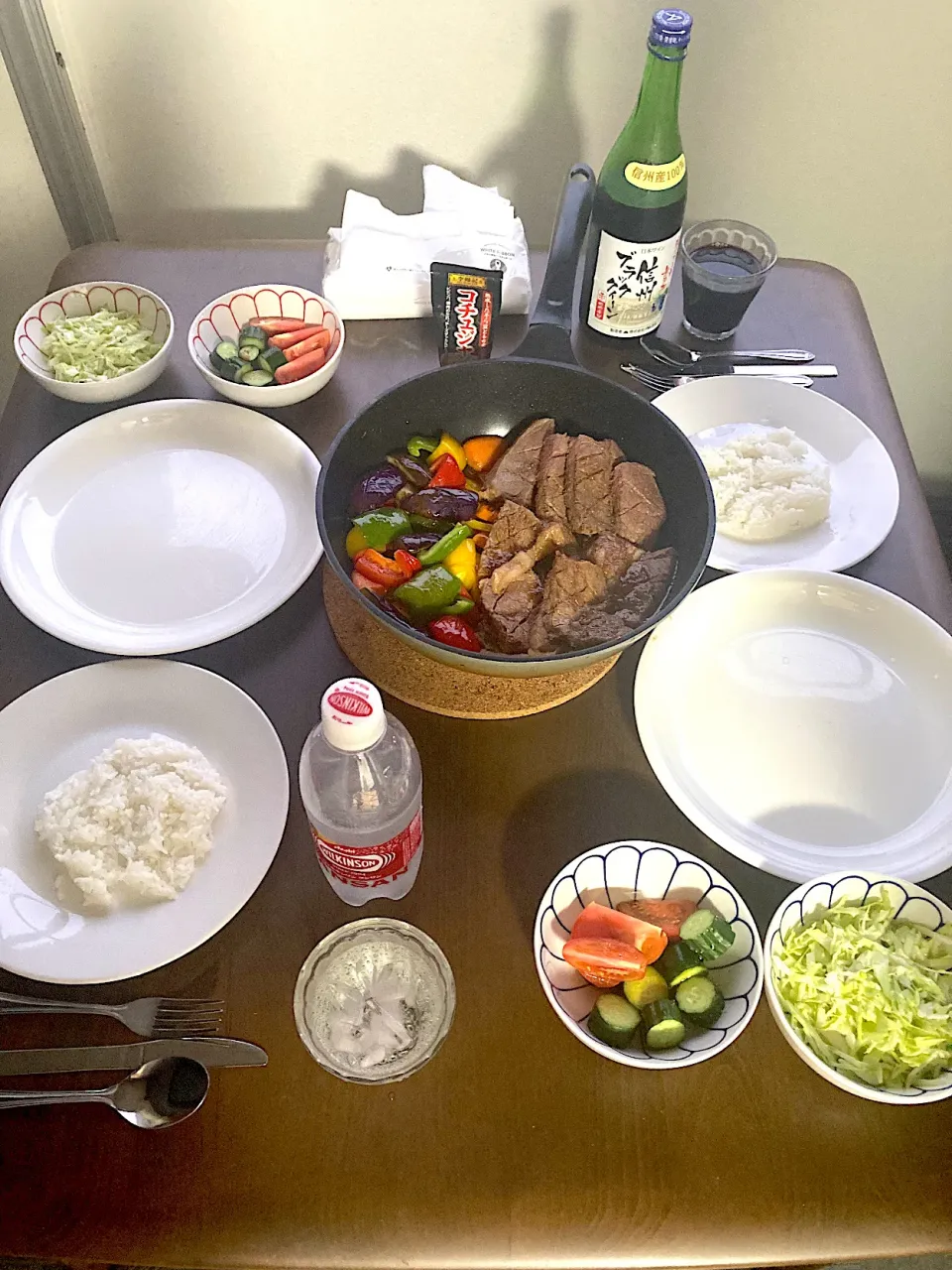 明日、家内（はやと）が帰っちゃうので、飛騨牛の胡麻よごし照焼サーロイン&ももステーキを作り、猛暑の余韻が残るベランダでフェアウェルパーティーです。ちなみに胡麻よごし照焼ソースに使ったすりごまは一昨日のバスツアーで立ち寄った「胡麻の郷」さんでお土産としていただいたものです。|なびさん