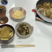 晩御飯☆焼肉炒め☆ピーマンとちくわと蒟蒻のきんぴら☆玉子豆腐☆みそ汁（揚げ・しめじ・白菜）食後のデザートはツインシュー。入籍記念日。今年も覚えてくれてました。|Saharaさん