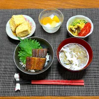 うなぎ丼、揚げ出し豆腐、春雨サラダ、お味噌汁(白菜、ナス)、カルピスゼリー| 柚子きりかさん
