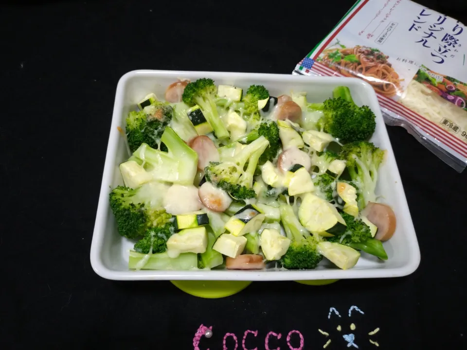 ブロッコリーとズッキーニのチーズ焼き✨|cocco+さん
