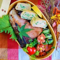 ぶりカマの塩焼き弁当
　ぶりカマの塩焼き
　シャウエッセン
　だし巻きたまご

美味しくできました✨|ふかふかごはんさん