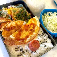 おっさん弁当　漬け物　サラダ　俺のチンピラ　揚げ餃子　パスタ　目玉の親父ハーフ　キャベツ　おにぎり