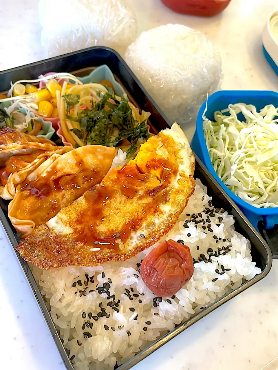 おっさん弁当　漬け物　サラダ　俺のチンピラ　揚げ餃子　パスタ　目玉の親父ハーフ　キャベツ　おにぎり|ひげおやじさん