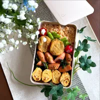 6/30❤︎主人の色々のっけ丼弁当🌱

＊ケールとソーセージ炒め
＊桜海老入りたまご焼き
＊カレーコロッケ
＊鮭フレークごはん
＊のっけ丼|Makinsさん