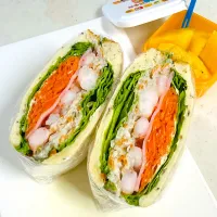 ごぼうサラダとキャロットラペボイル海老🦐レタスのサンドイッチ|はがきょんさん