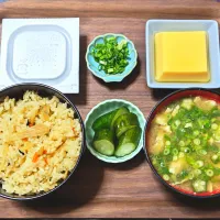 今日の朝ごはんは（炊き込みご飯（岩下の新生姜ごはん）、玉子豆腐、納豆、オクラと卵のみそ汁、きゅうり漬）| Mars＠釜飯作り研究中さん