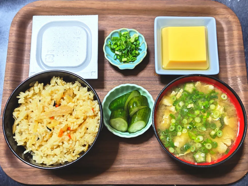 今日の朝ごはんは（炊き込みご飯（岩下の新生姜ごはん）、玉子豆腐、納豆、オクラと卵のみそ汁、きゅうり漬）|Mars＠釜飯作り研究中さん