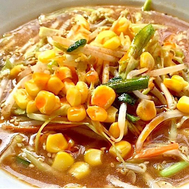 初めての
「サッポロ一番 塩とんこつ」
魚介系のWスープ⁇ 美味しい
味変用の XO醤ラー油を添えて
昼ごはん💦|ばくあんしゃさん