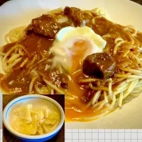 今日の麺好きランチは                                                「オン玉ビーフカレースパ」(ｷｬﾍﾞﾂﾋﾟｸﾙｽ添え)|mottoさん
