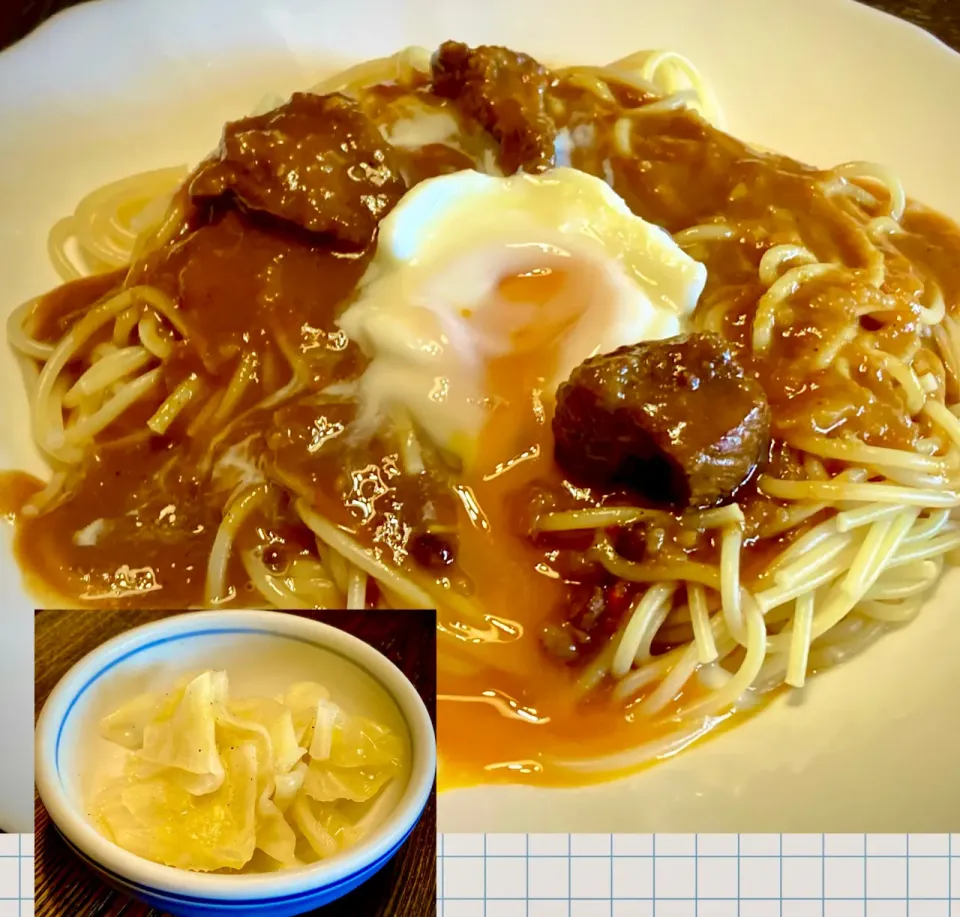 今日の麺好きランチは                                                「オン玉ビーフカレースパ」(ｷｬﾍﾞﾂﾋﾟｸﾙｽ添え)|mottoさん
