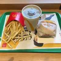 エグチ、プレミアムローストアイスコーヒー・M、マックフライドポテト・M(昼飯)|enarinさん