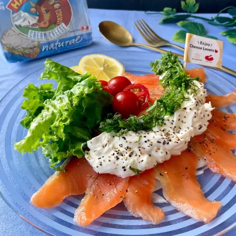 「ハッピーカウクリームチーズ　プレーン・ハーブ」を使ってみたSnapdishの料理・レシピ写真:スモークサーモンのサラダ～クリームチーズソース～