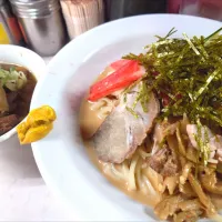 【1946年創業】 
岐阜屋 
冷やし中華（850円） 
＋牛もつ煮込み（430円） 
@新宿4分 思い出横丁
25182
〈醤94塩26噌󠄀15タ7昆9出9F10
冷11混1〉|大脇さん