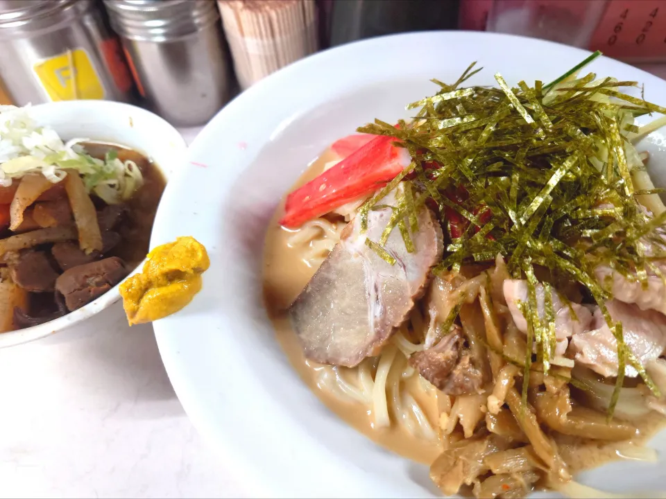 【1946年創業】 
岐阜屋 
冷やし中華（850円） 
＋牛もつ煮込み（430円） 
@新宿4分 思い出横丁
25182
〈醤94塩26噌󠄀15タ7昆9出9F10
冷11混1〉|大脇さん