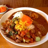 ピリ辛ルーローハン🇹🇼と大辛チキンのあいがけ🍛🌶️🔥味玉トッピング🥚ピクルスマシマシ🥒| buhizouさん