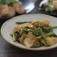鶏むね肉とアスパラのサテアヤム風炒め|ちいさなしあわせキッチンさん