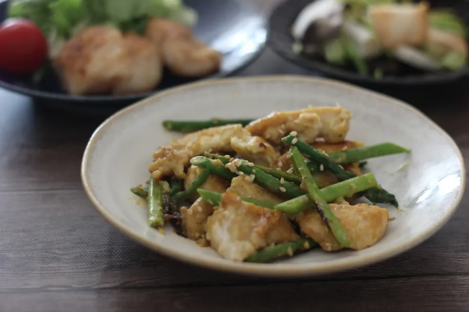 鶏むね肉とアスパラのサテアヤム風炒め|ちいさなしあわせキッチンさん